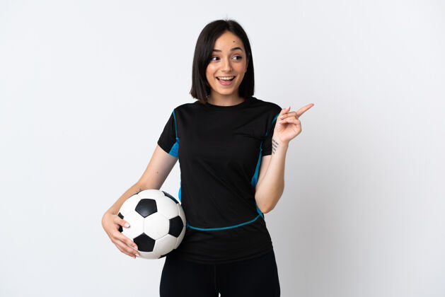 思想年轻的足球运动员女子被隔离在白色的墙上 想在抬起手指的同时实现解决方案休闲足球年轻
