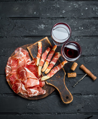 意大利西班牙火腿配红酒和面包棒开胃菜薄健康