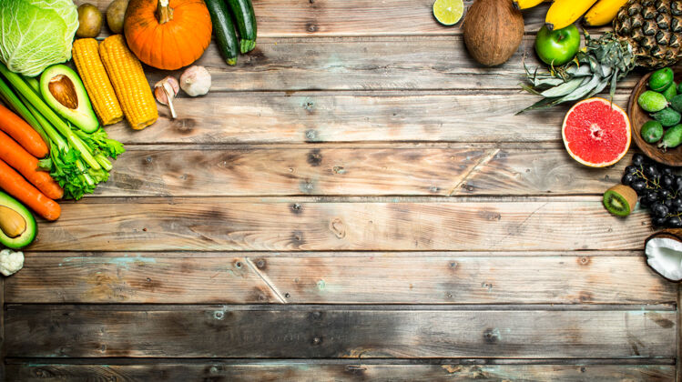 配料健康的食品.分类把新鲜的有机水果和蔬菜放在木桌上分类西兰花顶