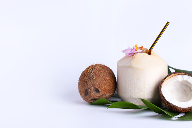 饮料新鲜成熟的椰子在白色的表面水年轻鸡尾酒