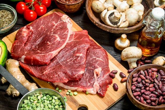 平衡健康的食品.生的牛肉配各种有机食品和香料饮食烹饪营养