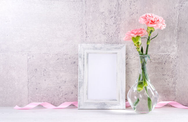 康乃馨粉红色康乃馨的特写镜头放在一个花瓶里 配上相框 表示母亲节的问候礼物文字心