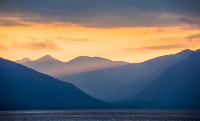 山脉阿拉斯加峡湾上的日落风景日出摄影之旅