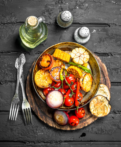 观点在深色的乡村餐桌上放着一个带香料的平底锅里烤蔬菜乡村胡椒烤