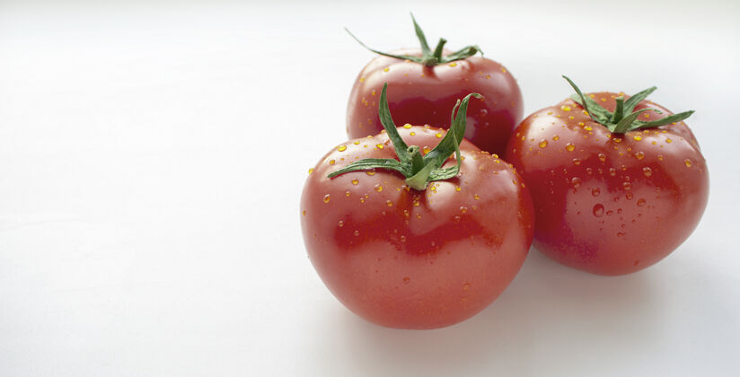 颜色三个红色的西红柿和水滴团体素食湿