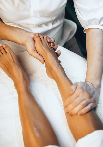 沙龙上图是一位白人妇女在水疗沙龙进行腿部按摩的照片女人剥皮治疗
