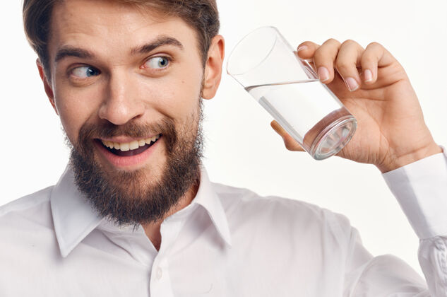 人一个男人的肖像用一杯透明的水喝健康的生活方式饮用明确持有