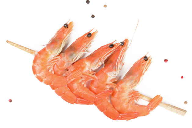 贝类在白色背景上隔离的新鲜煮虎虾特写镜头配料餐特别