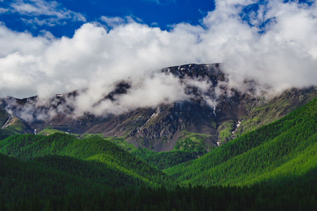 戏剧景观俄罗斯阿尔泰共和国库雷大草原上令人印象深刻的山脉风景白天山