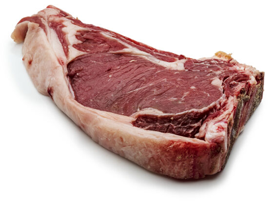 生的生的红色牛肉片（小母牛 小牛肉）白色背景上隔离营养切片小牛肉