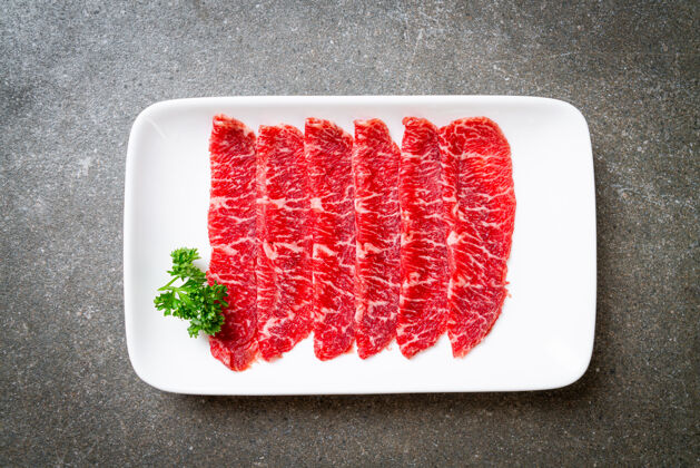 切割新鲜牛肉生切片 大理石纹理 为sukiyaki和shabu或yakiniku提供晚餐日本牛腰肉