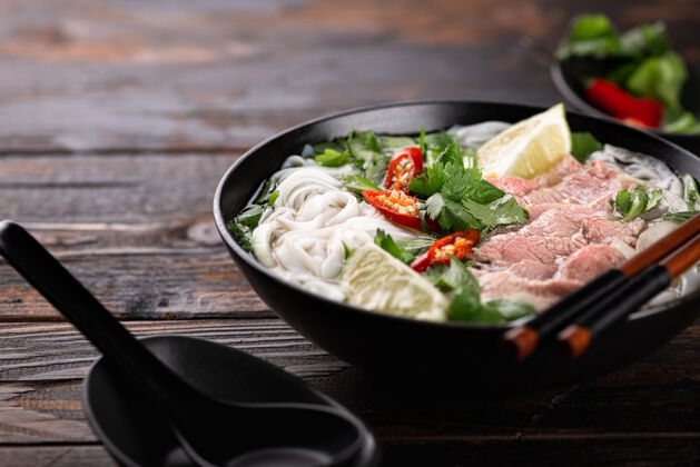 越南菜越南汤phobo与牛肉和面条上的木制背景 选择性的重点汤米粉食物