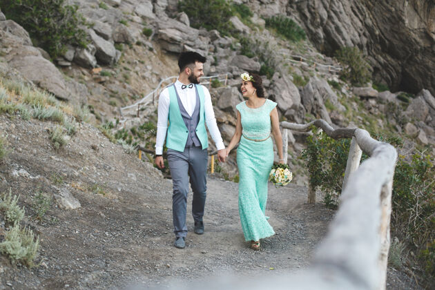 乐趣新娘和新郎在公园附近的山上游览大自然水套还有衣服的颜色蒂芙尼.沃克手拉手家庭男人海滩