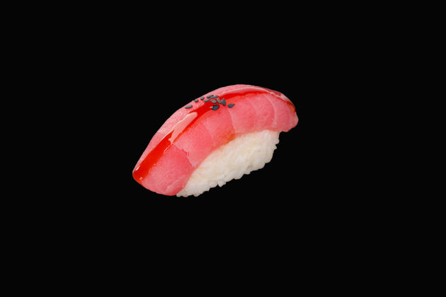 日本尼吉里寿司配金枪鱼 芝麻 乌纳吉酱卷异国情调海鲜