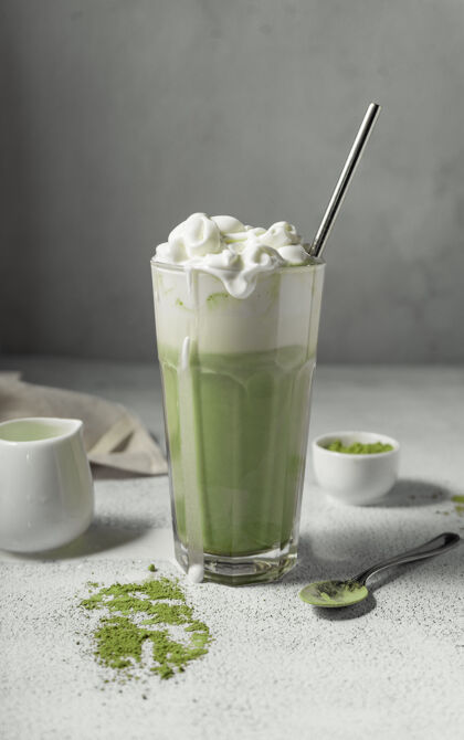 牛奶在一个透明的杯子里准备抹茶一种用日本绿茶制成的美味饮料粉末垂直位置健康文化叶