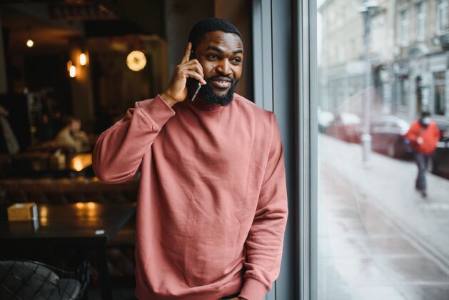 电话年轻的黑人商人在用手机交谈人无线年轻人