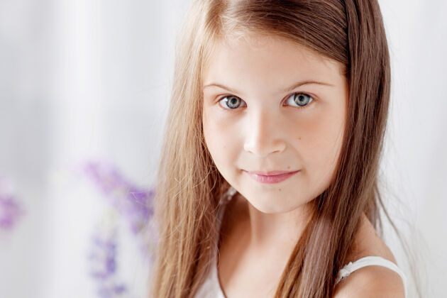 花束紫罗兰中美丽的小女孩的肖像花.clouse美丽的微笑女孩的照片春天小美丽