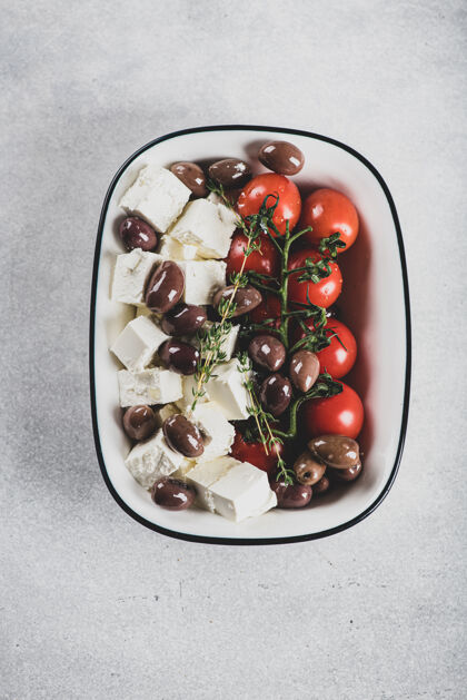 小吃乳酪 橄榄油 卡拉马塔橄榄和烤樱桃番茄 从上面看平铺维生素香草
