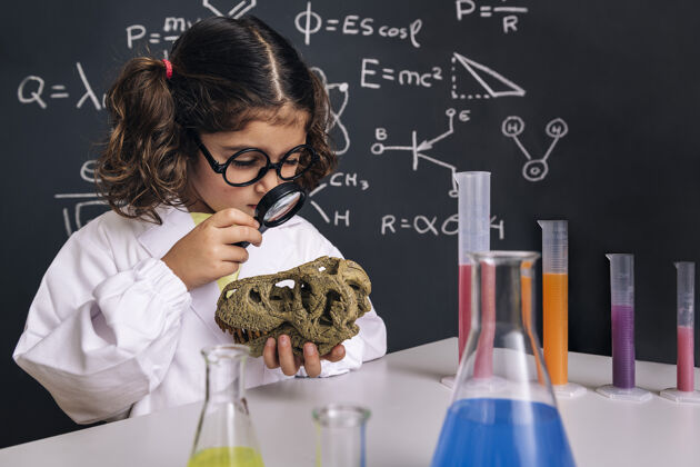 学校研究恐龙头骨的科学家小孩教育生物学教室