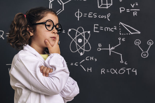 聪明穿着实验服的沉思的小女孩科学家好奇公式知识