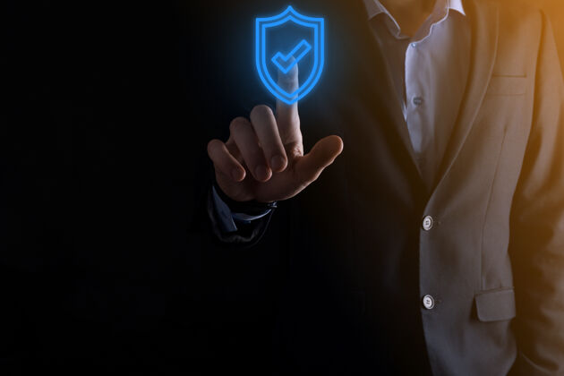保险箱保护计算机网络安全的一种方法商人 技术 网络安全和互联网概念-商人在虚拟屏幕上按下屏蔽按钮数据保护信息锁访问