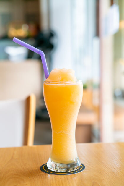 混合咖啡馆的橙汁混合冰沙杯奶昔食物饮料