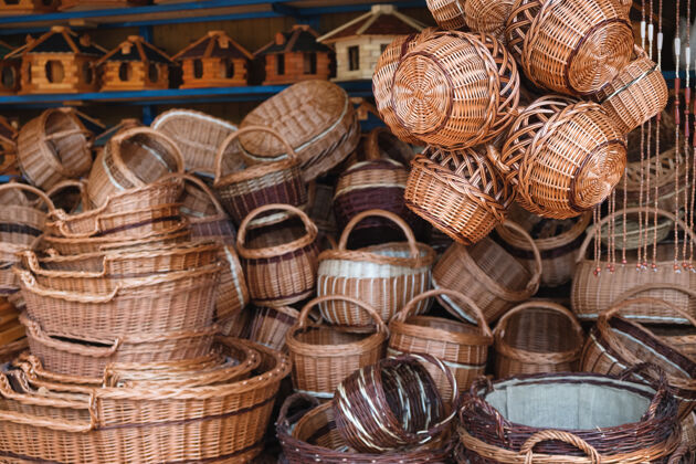 乡村传统的手工篮子在街头商店手工制作柳条生态