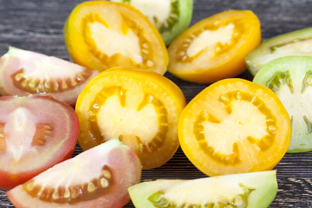 吃烹饪时切红 黄 绿三色的西红柿 在厨房特写菜果汁餐