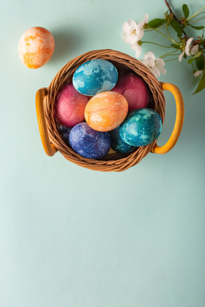 礼物蓝底篮子里的复活节彩蛋没有人篮子食物