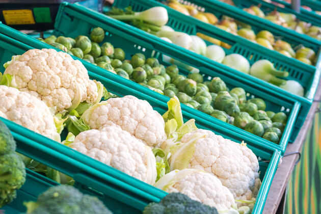 头新鲜的花椰菜 有白色的头和绿色的叶子在每周的市场上植物农业饮食