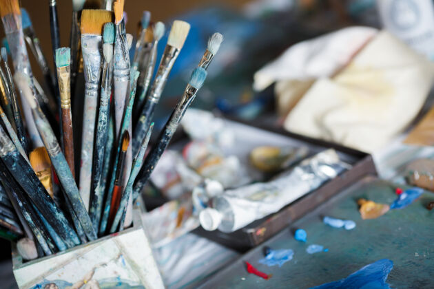 边框许多不同的画笔在艺术家的工作空间猪鬃物品使用