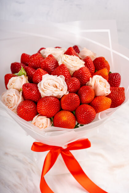 花束一束草莓和玫瑰组成水果玫瑰