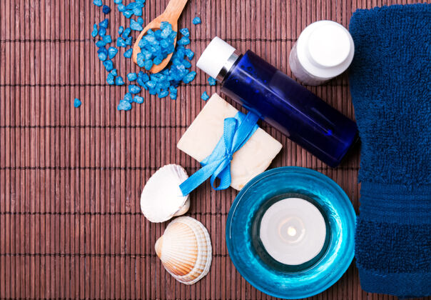 贝壳水疗静物与蓝色配件 顶视图液体浴缸治疗
