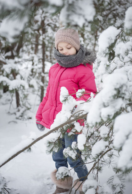 雪冬天的孩子一个小女孩 在外面玩冬天一个漂亮的冬天的孩子肖像快乐孩子 冬季户外乐趣有趣快乐玩耍
