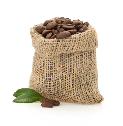 叶咖啡豆在袋子里隔离在白色上顶麻袋粉