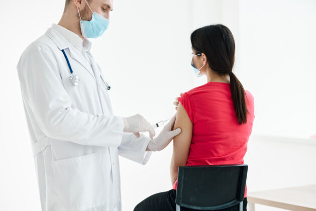 疫苗男医生手里拿着注射器在病人肩上打针医生医疗患者