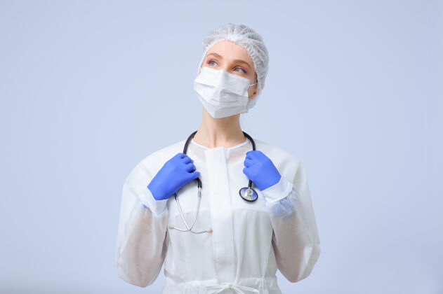 冠状病毒戴着医疗帽和面罩的女医生或护士的肖像专业人员健康大流行
