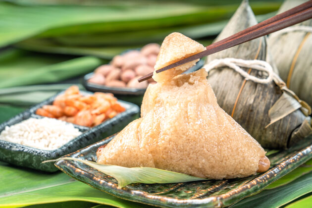 米端午节亚洲中国自制粽子的特写镜头食谱筷子美味