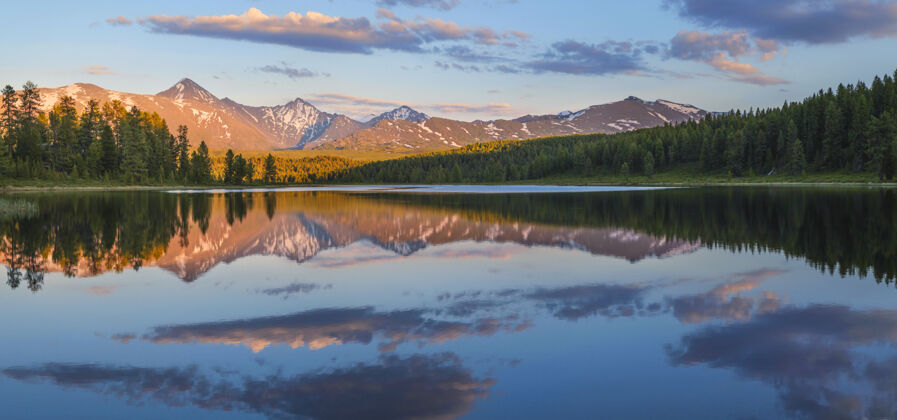 倒影晨曦中的阿尔泰山脉山湖如画日落日出景色