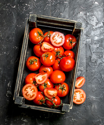 营养在黑木桌上的盒子里放着成熟的红色西红柿健康农业西红柿