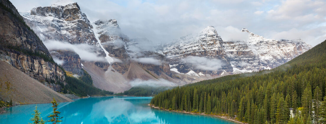 深加拿大班夫国家公园冰碛湖美丽的绿松石色湖水 上面有白雪覆盖的山峰岩石蓝色原始