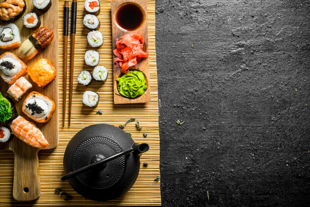 筷子传统的日本寿司 maki和面包卷餐巾纸乡村背景亚洲生鱼片大豆