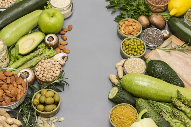 平衡食品均衡的食物集 绿色蔬菜 种子坚果 鸡肉灰色背景鳄梨生的亚麻