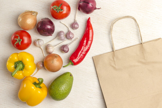 素食主义者减肥系列产品食物棕色桌子上的纸袋橄榄番茄胡椒
