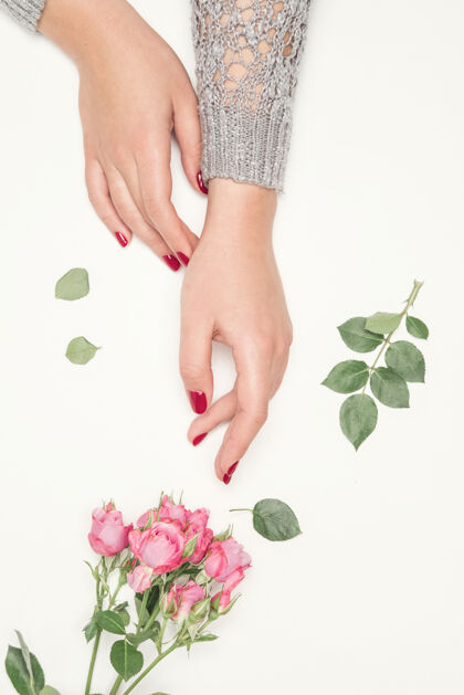 花束玫瑰在女孩手里 顶视图 顶视图 白色的小粉红玫瑰皮肤护理花手指