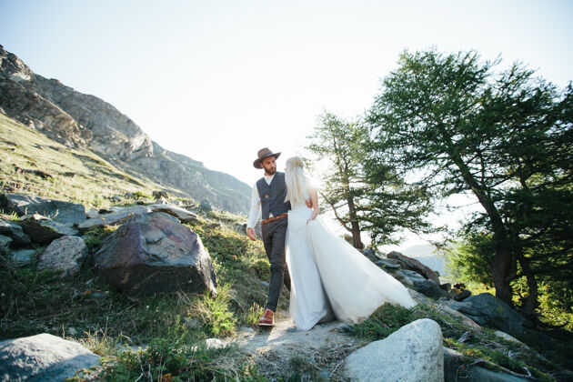 风景新婚夫妇在瑞士山区结婚浪漫婚纱蜜月