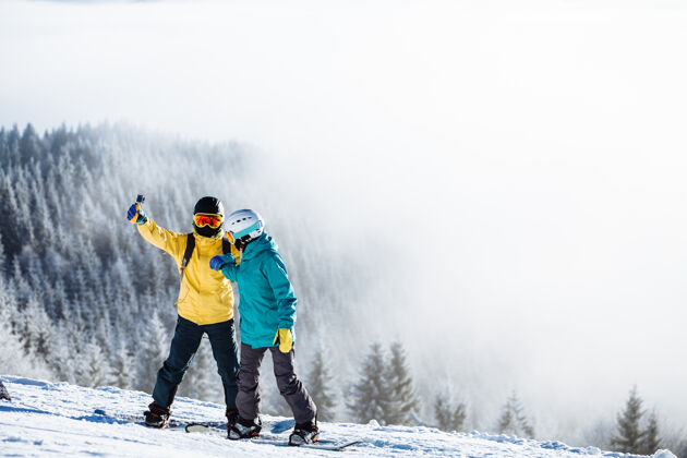 自然滑雪者在山上用智能手机拍照装备采取冒险