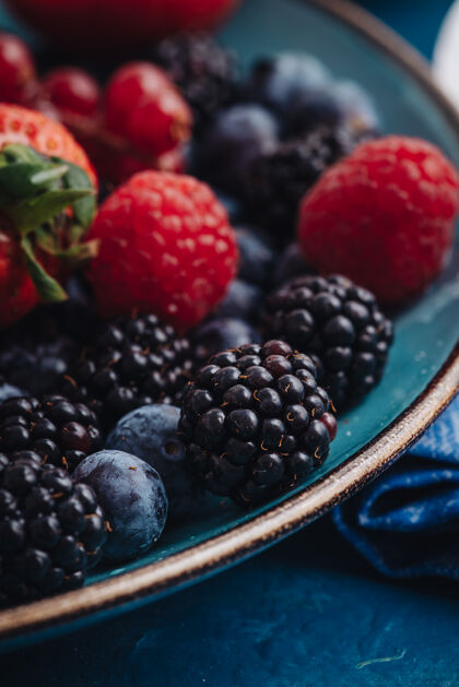 食物健康的早餐吃新鲜的浆果和水果黑莓蓝莓浆果