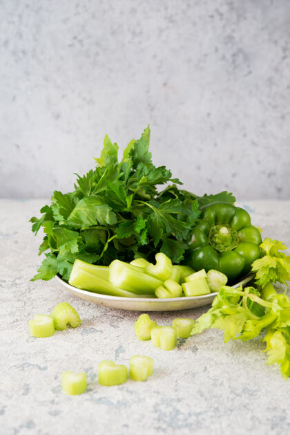食品新鲜绿色蔬菜 欧芹 芹菜 辣椒 清洁食品概念成熟的健康营养