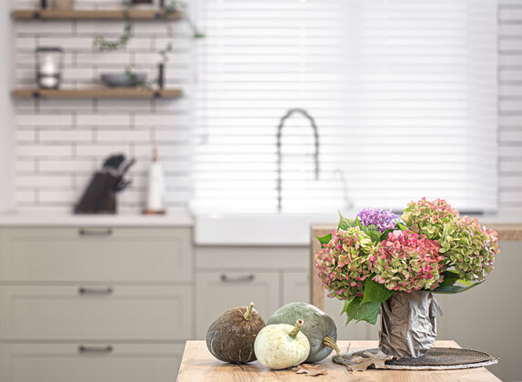 南瓜秋天的绣球花和南瓜构成了现代厨房内部的空间室内厨房组成